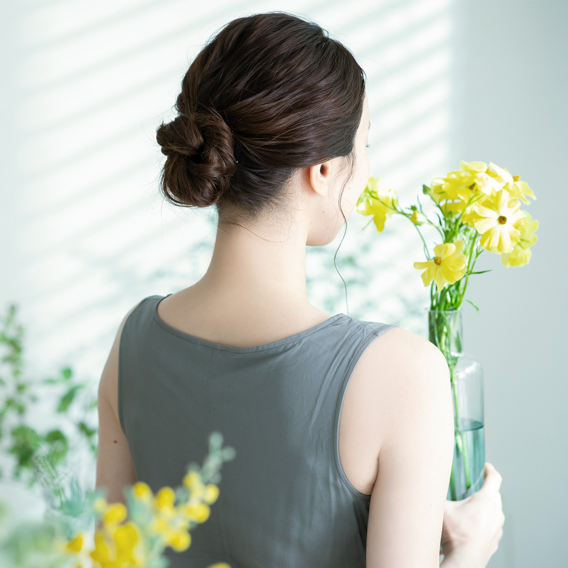 写真：女性の後ろ姿